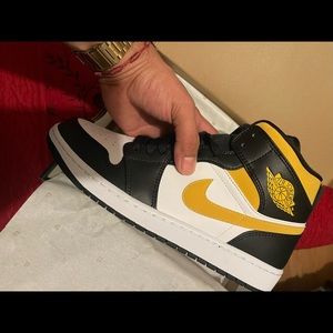Air Jordan 1 MID Black University Gold